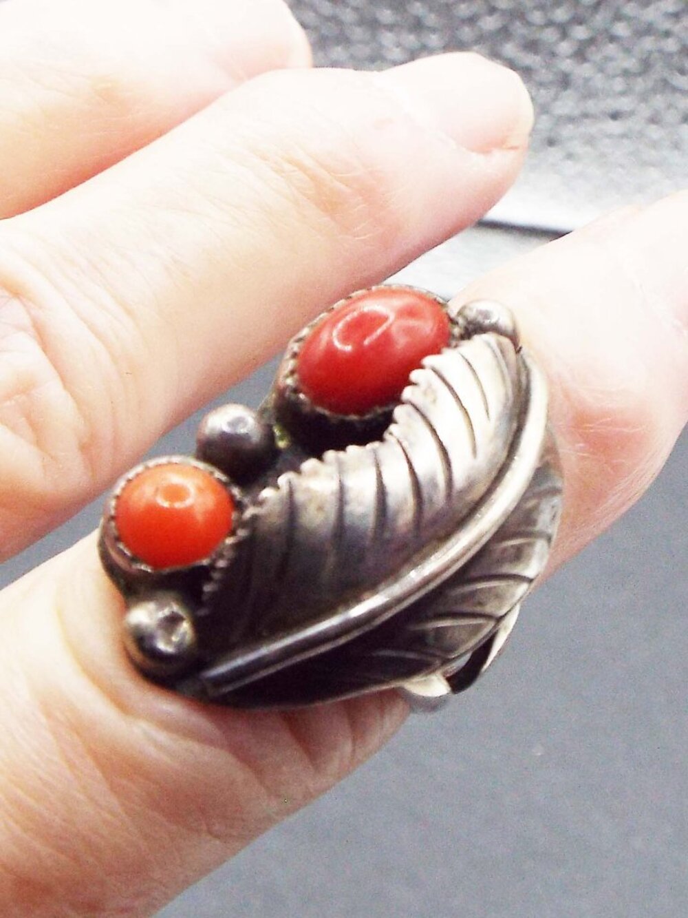 ANT. NAVAJO STERLING LEAF DESIGN W/ CORAL CABOCHONS SZ. 5 3/4 RING 15D